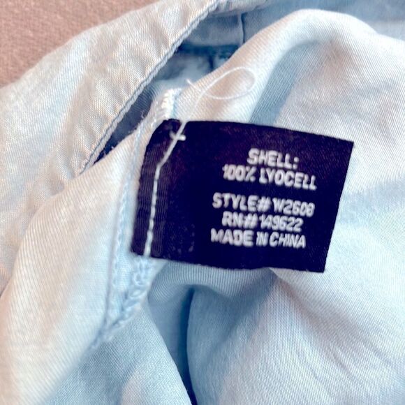 NWT -WALTER BAKER Light wash pleated shorts - Picture 4 of 4